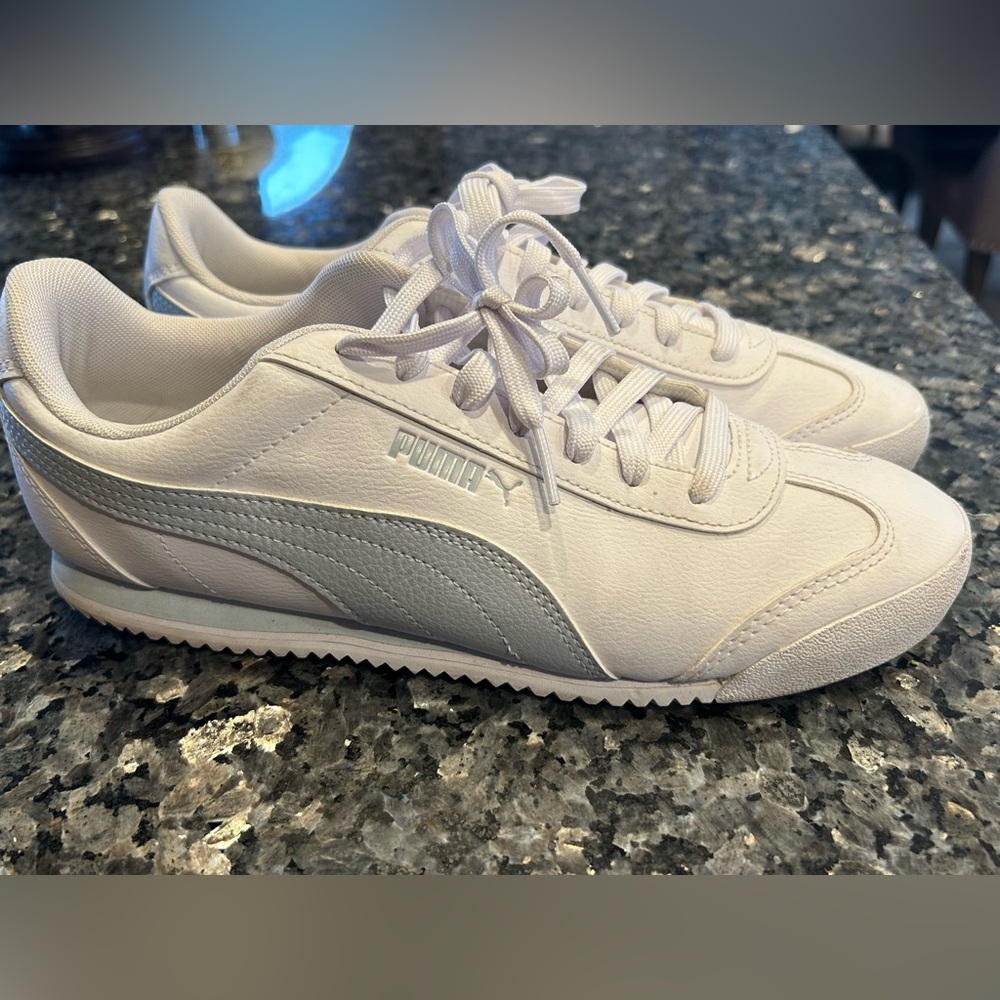 Women’s OG Puma Leather sneakers with Soft Foam cushioning (size 10)